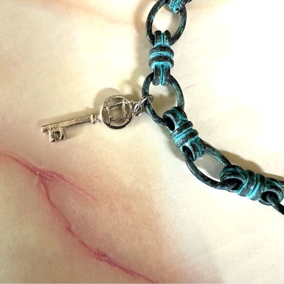 Blue metal key charm bracelet - Picture 6 of 9